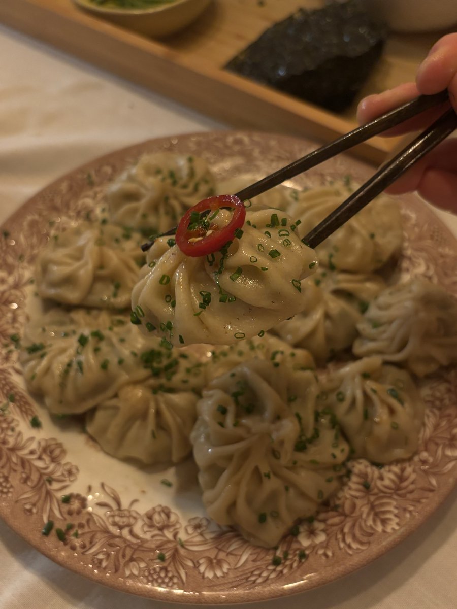 שוֹשן tweet media