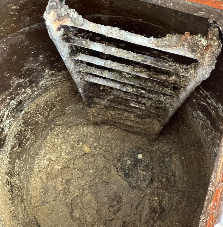 thameswater's tweet photo. A blockage long enough to stretch between two airport terminals was discovered in the sewers outside Heathrow Airport.

This 500-metre mass of fats, oils and grease (FOG) clogged half the sewer and took our engineers over two weeks to break down. FOG blockages make up 28% of all sewer issues and cause more than 60% of sewer floods across our network.

What goes down the drain doesn’t disappear. Please bin it, don’t block it - and remember to only flush the three Ps: pee, poo, (toilet) paper.

Read more in our full press release: https://t.co/O8dmzRIrYY