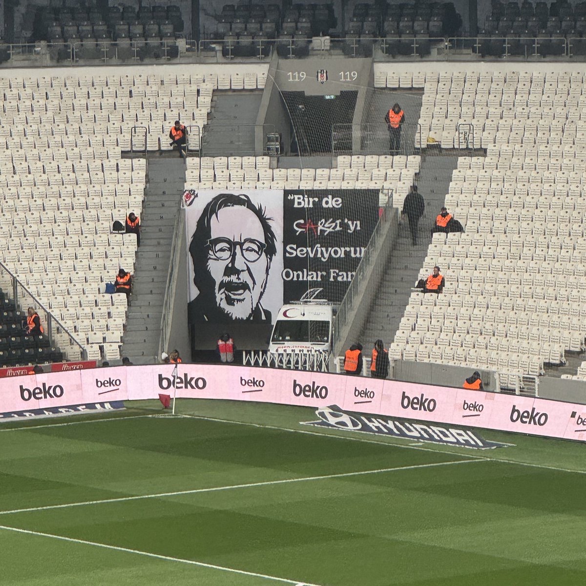 Bugün oynanacak Beşiktaş-Kasımpaşa maçında Beşiktaşlı taraftarlar, İlber Ortaylı için pankart hazırladı.