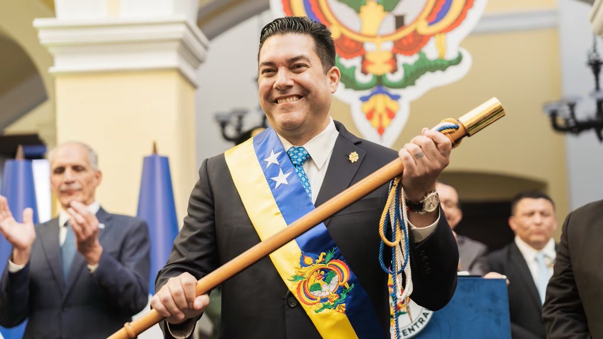 CesiaMejiaHN's tweet photo. ➪«Hay que desincentivar la compra y el uso de carros particulares», esto propone el alcalde Juan Diego Zelaya ante los insoportables tráficos en la mayor parte de Tegucigalpa y Comayagüela. Según Zelaya, la única solución es tener un transporte limpio, seguro y eficiente. https://t.co/8HnDbc2FYj