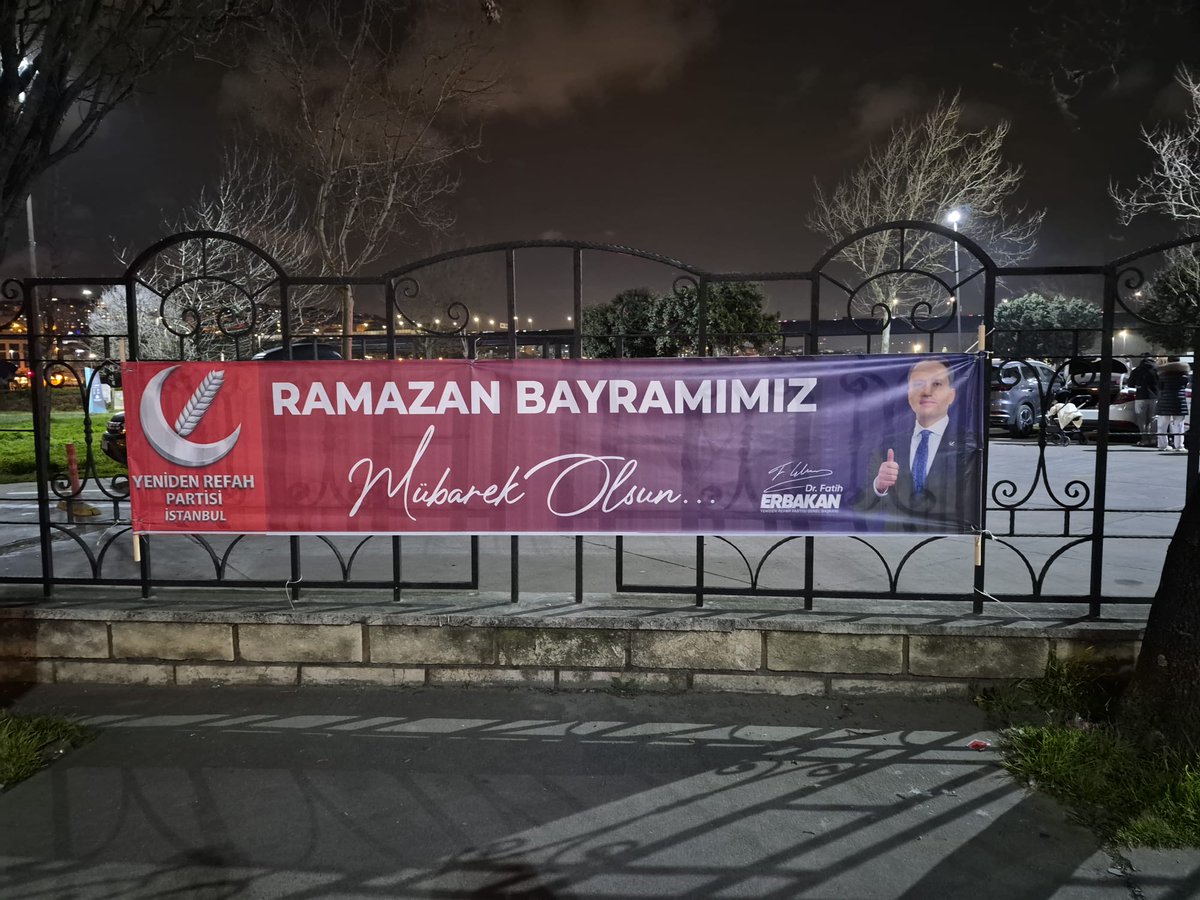 rpeyupsultan's tweet image. Yeniden Refah Partisi Eyüp Sultan ilçe başkanlığı tanıtım birim başkanlığı olarak gençlik kollarımızla beraber ilçemizin birçok farklı yerine bayram tebrik pankartlarımızı astık emeği geçenlere teşekkür ederiz 
#yenidenrefahpartisi #eyupsultan #Ramazan2026 #bayram