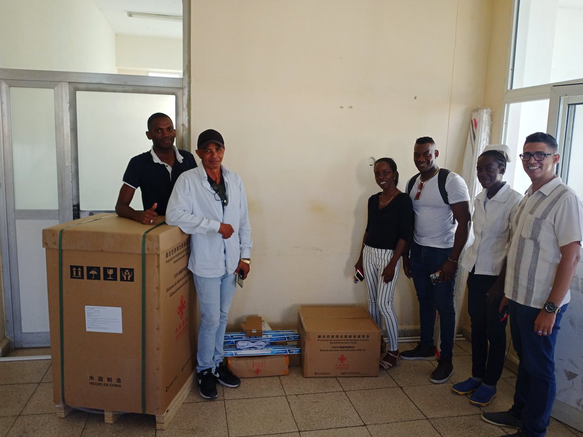 suniel_johnson's tweet photo. #SantiagoDeCuba 

Reciben instituciones de la Atención Primaria de Salud donación de paneles solares para facilitar la atención a las familias en nuestras áreas de salud. 
#CubaPorLaSalud #SiempreSantiago #JuntarYVencer https://t.co/43ypHJNgIB