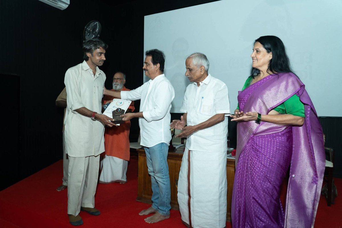 Thamp_TFS's tweet photo. 2025 ൽ തമ്പ് ഫിലിം സൊസൈറ്റി നടത്തിയ അരവിന്ദം നാഷണൽ ഷോർട്ട് ഫിലിം ഫെസ്റ്റിവൽ 25 ന്റെ ബെസ്റ്റ് എഡിറ്റർ, ബെസ്റ്റ് സിനിമട്ടോഗ്രാഫർ, ബെസ്റ്റ് ഡയറക്ഷൻ എന്നിവയുടെ പുരസ്‌കാരങ്ങൾ  ബഹു. കേന്ദ്രമന്ത്രി ശ്രീ ജോർജ് കുര്യൻ, പ്രശസ്ത സംവിധായകൻ ജയരാജ്‌ എന്നിവർ ചേർന്ന് നൽകുന്നു.. https://t.co/ZhePaX6nvw