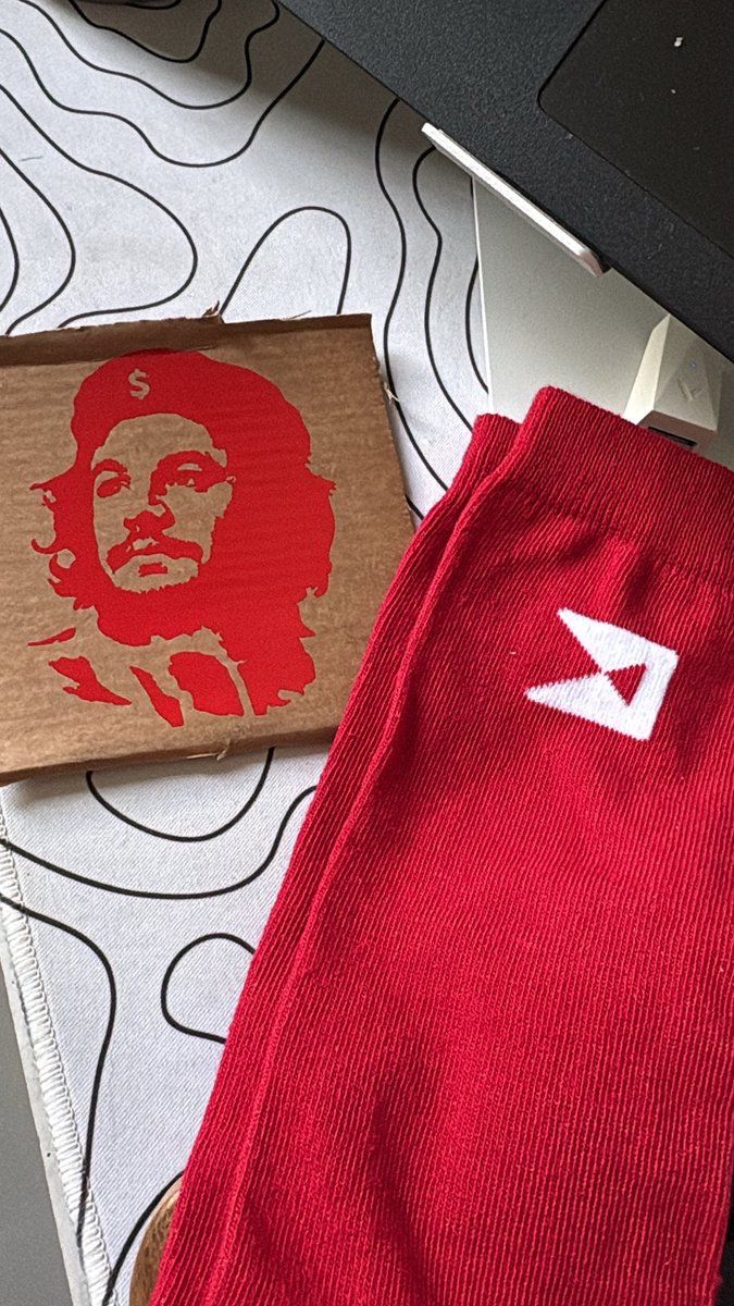 Narit_Dev's tweet photo. Obrigado pelo presente @oraulsena! Fan do capitalismo! A carinha dele como Che Guevara não dá kkkkkkkk https://t.co/DNZS4sqgtM