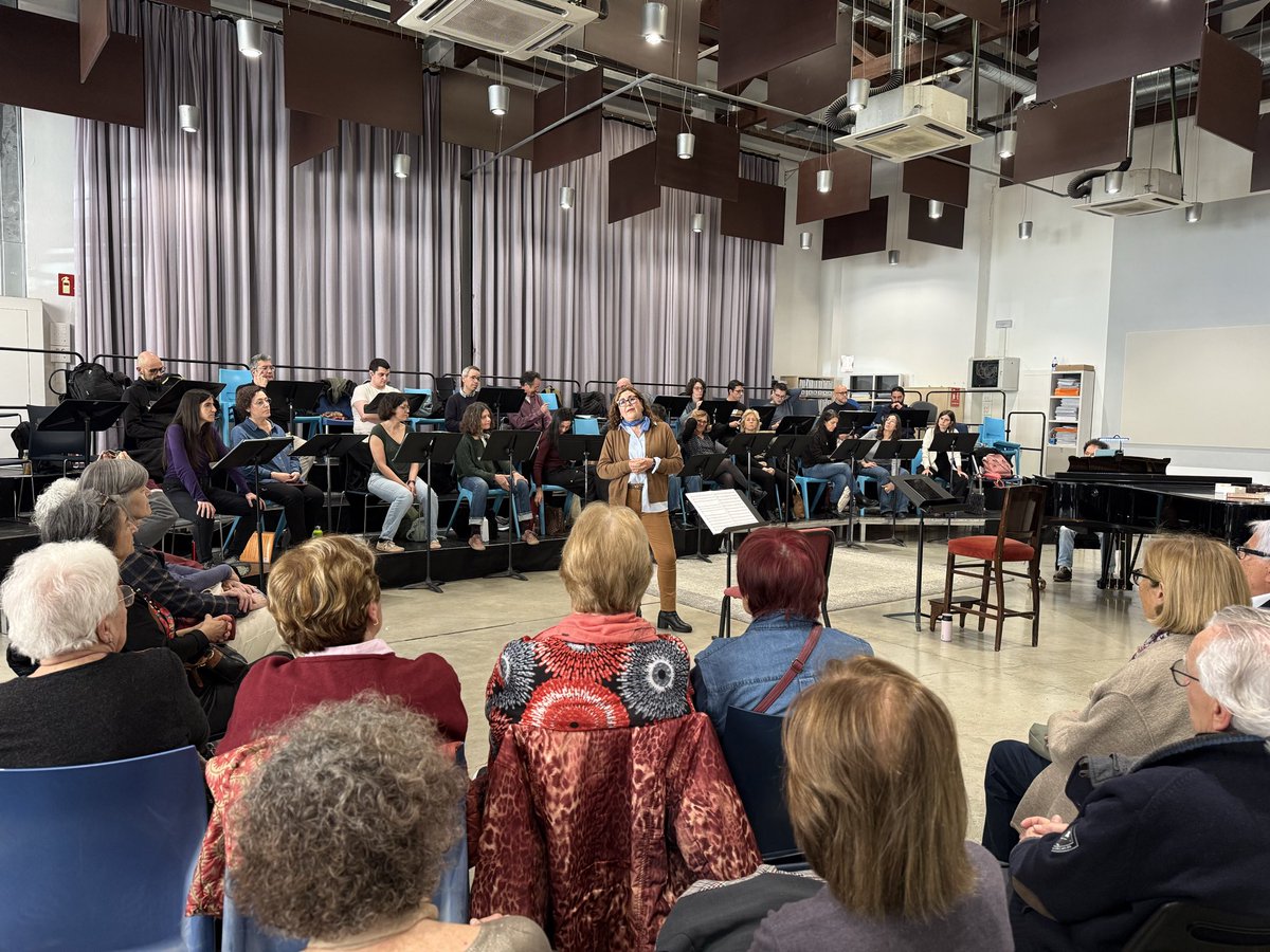 Assoc_OrfeoCat's tweet photo. 🎶 Ahir, els socis i sòcies de l’Orfeó Català vam assistir a un assaig obert del @CorCambraPalau amb Gabriela Ortiz, compositora convidada de la temporada al Palau

Aquest dissabte estrenen la seva obra, ‘Mujer pájaro’, al Petit Palau, sota la batuta de Júlia Sesé https://t.co/vUSrPIj7P6