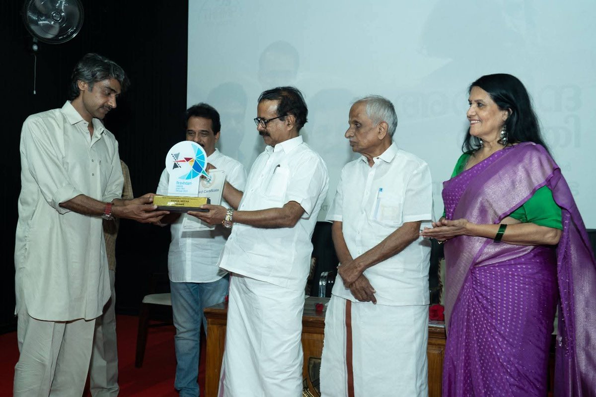 Thamp_TFS's tweet photo. 2025 ൽ തമ്പ് ഫിലിം സൊസൈറ്റി നടത്തിയ അരവിന്ദം നാഷണൽ ഷോർട്ട് ഫിലിം ഫെസ്റ്റിവൽ 25 ന്റെ ബെസ്റ്റ് എഡിറ്റർ, ബെസ്റ്റ് സിനിമട്ടോഗ്രാഫർ, ബെസ്റ്റ് ഡയറക്ഷൻ എന്നിവയുടെ പുരസ്‌കാരങ്ങൾ  ബഹു. കേന്ദ്രമന്ത്രി ശ്രീ ജോർജ് കുര്യൻ, പ്രശസ്ത സംവിധായകൻ ജയരാജ്‌ എന്നിവർ ചേർന്ന് നൽകുന്നു.. https://t.co/YwsCpjFOHH