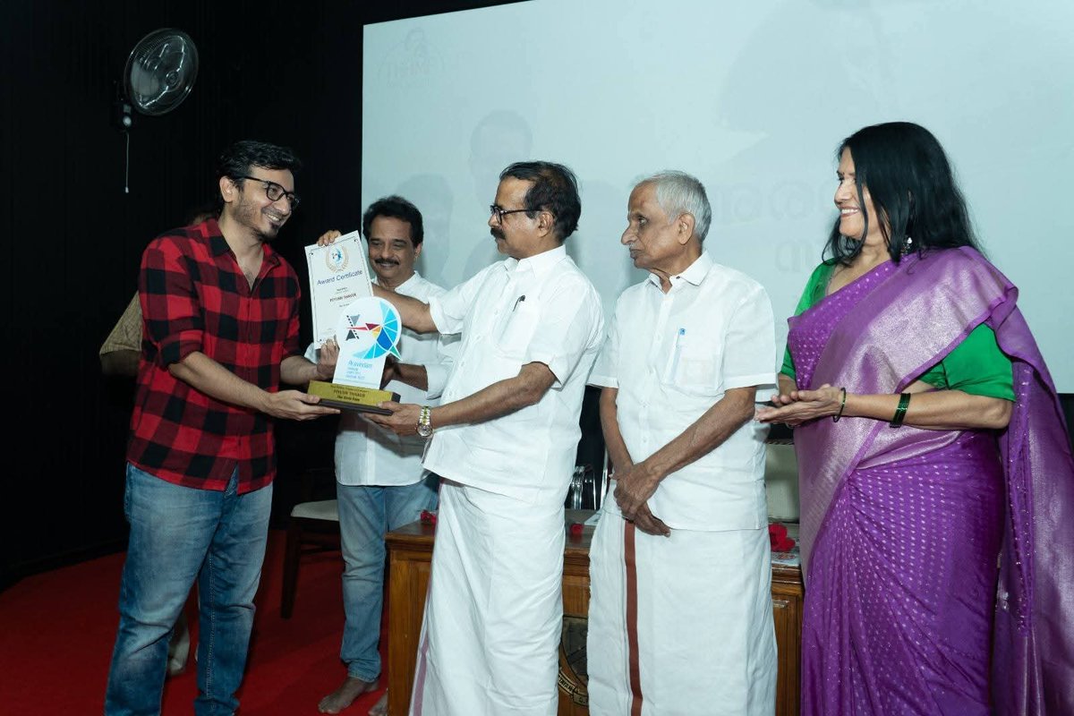 Thamp_TFS's tweet photo. 2025 ൽ തമ്പ് ഫിലിം സൊസൈറ്റി നടത്തിയ അരവിന്ദം നാഷണൽ ഷോർട്ട് ഫിലിം ഫെസ്റ്റിവൽ 25 ന്റെ ബെസ്റ്റ് എഡിറ്റർ, ബെസ്റ്റ് സിനിമട്ടോഗ്രാഫർ, ബെസ്റ്റ് ഡയറക്ഷൻ എന്നിവയുടെ പുരസ്‌കാരങ്ങൾ  ബഹു. കേന്ദ്രമന്ത്രി ശ്രീ ജോർജ് കുര്യൻ, പ്രശസ്ത സംവിധായകൻ ജയരാജ്‌ എന്നിവർ ചേർന്ന് നൽകുന്നു.. https://t.co/YwsCpjFOHH