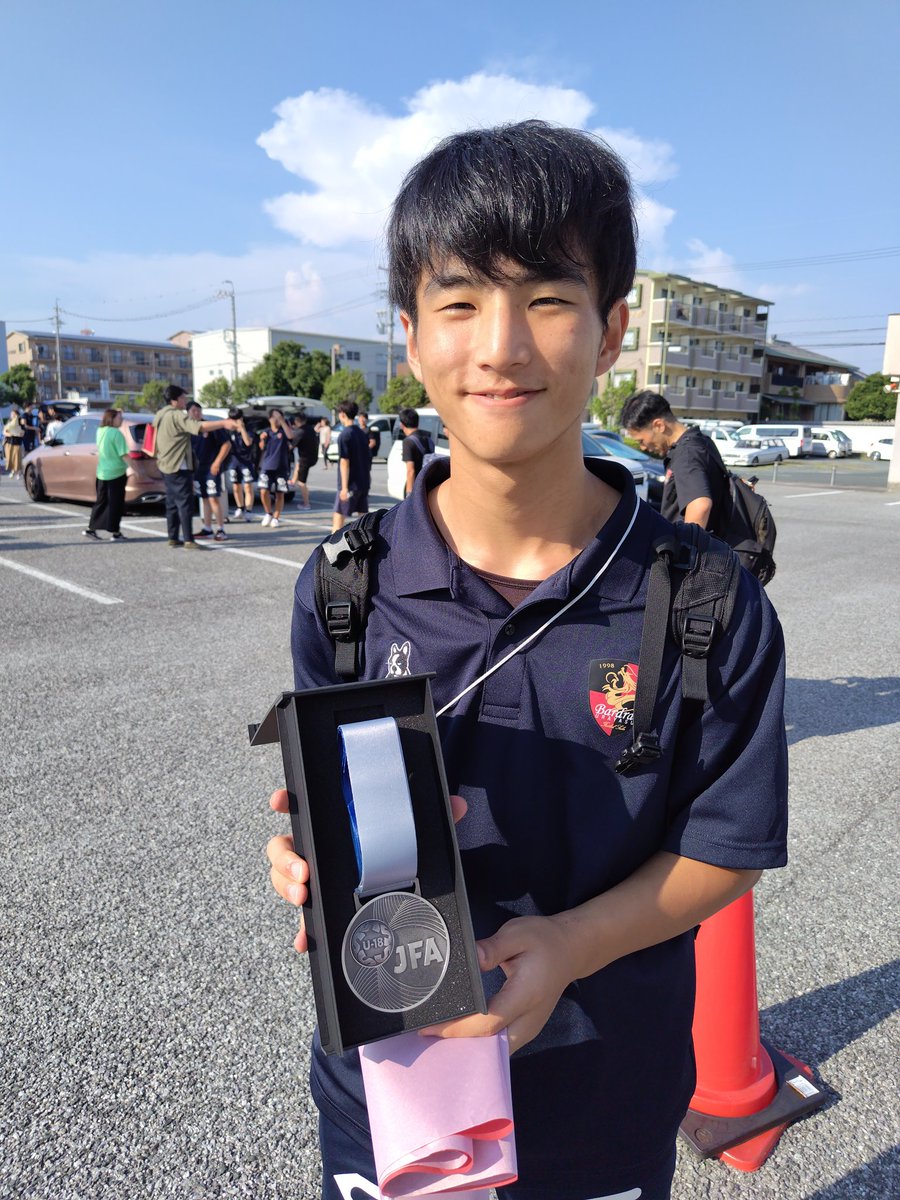 拓翔は中学生の頃にすでにうまくて驚き、テルセーロで活躍してて驚き、２種登録されて驚き。成長速度にいつも驚かされてた。
今季も前半苦しんでも後半の活躍は本当に凄かった。体の強さに頼りすぎずに元々の技術を活かしたプレーが見れてよかった。
本当に寂しい。今後の飛躍も期待してるよ。