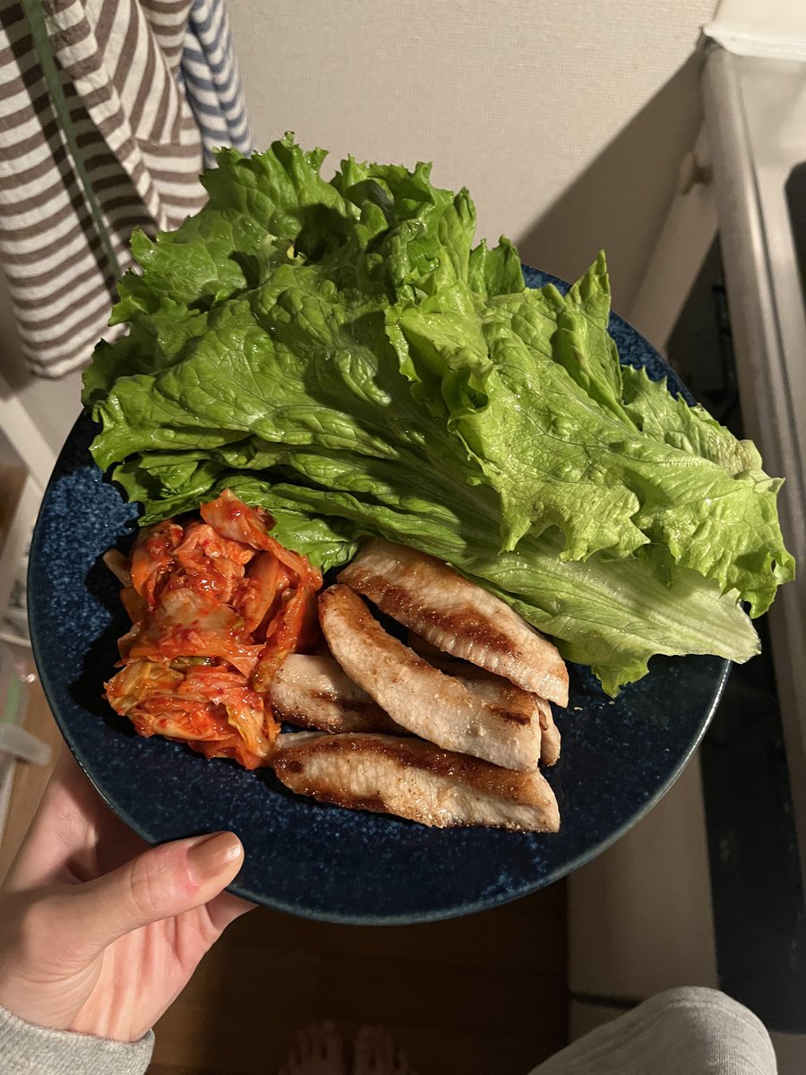 キムチとレタスを用意したら好きなお肉を焼くだけのお手軽サムギョプサル
私は豚トロがすき🫶