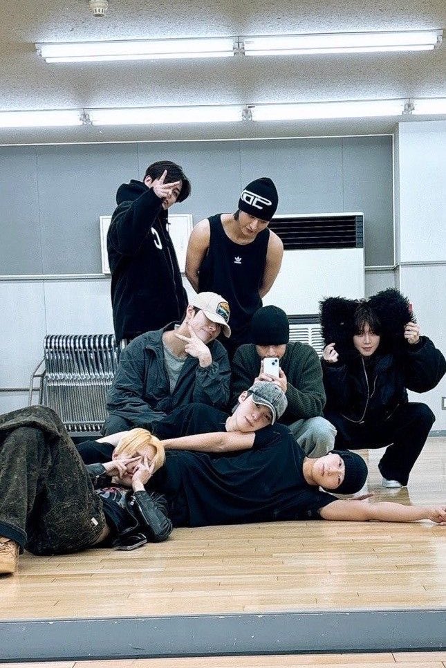 Computer tweet media