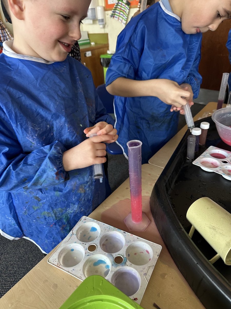 crosshill_ps's tweet image. Today the children had a fantastic time exploring and learning through hands-on experiences! 🎨🧪
They focused on measuring and colour mixing using measuring syringes, developing their knowledge on measuring  and science skills 🎨🫟🤗
 #LearningThroughPlay