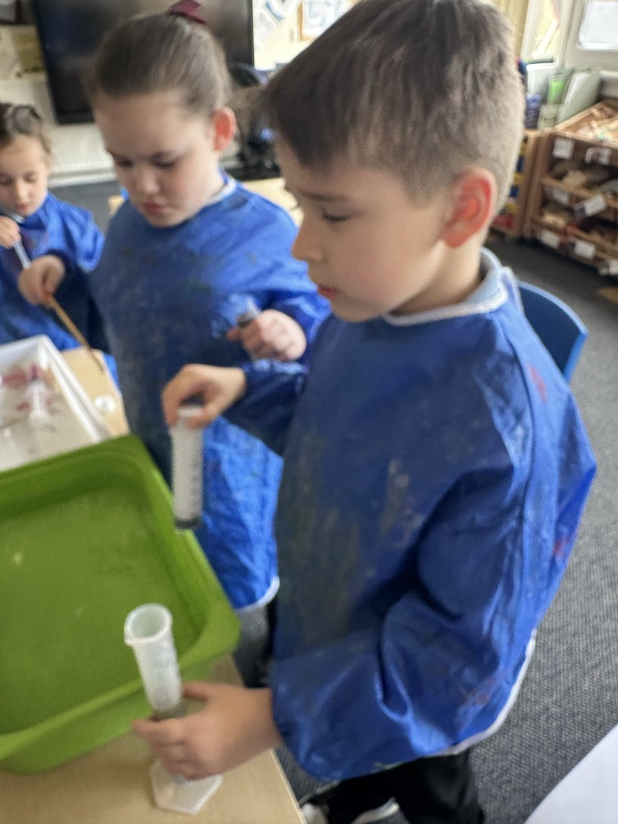 crosshill_ps's tweet image. Today the children had a fantastic time exploring and learning through hands-on experiences! 🎨🧪
They focused on measuring and colour mixing using measuring syringes, developing their knowledge on measuring  and science skills 🎨🫟🤗
 #LearningThroughPlay