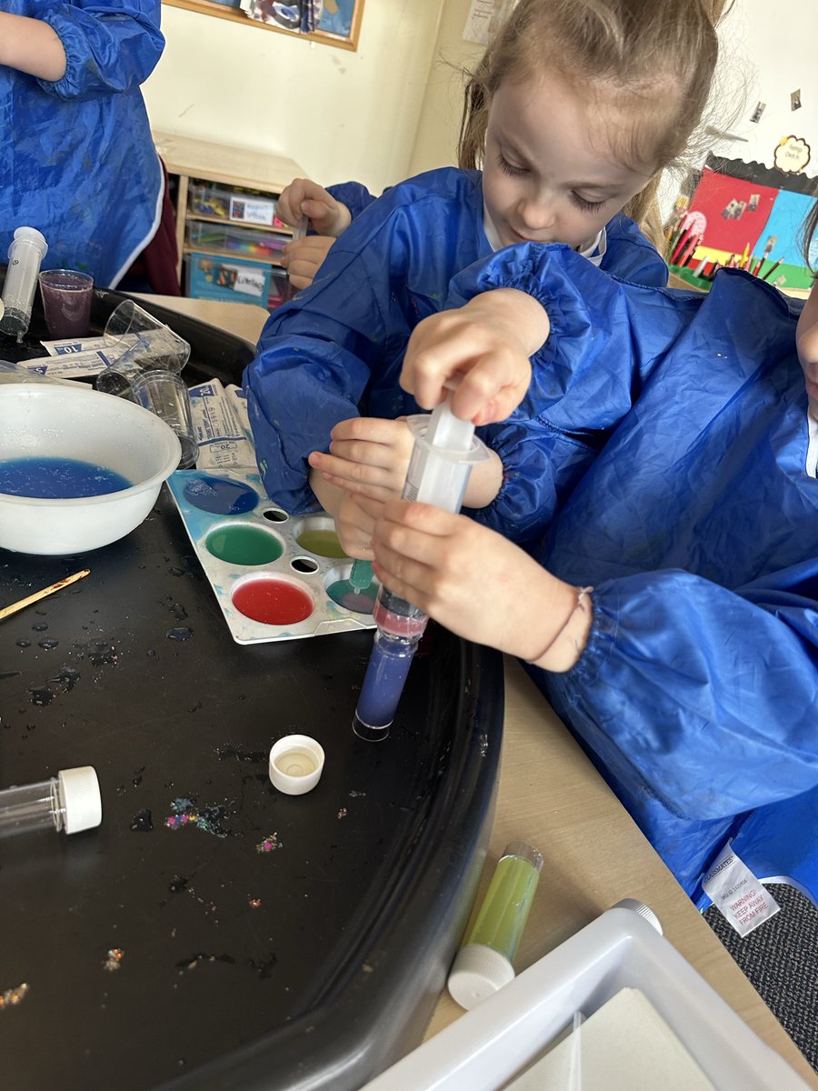 crosshill_ps's tweet image. Today the children had a fantastic time exploring and learning through hands-on experiences! 🎨🧪
They focused on measuring and colour mixing using measuring syringes, developing their knowledge on measuring  and science skills 🎨🫟🤗
 #LearningThroughPlay