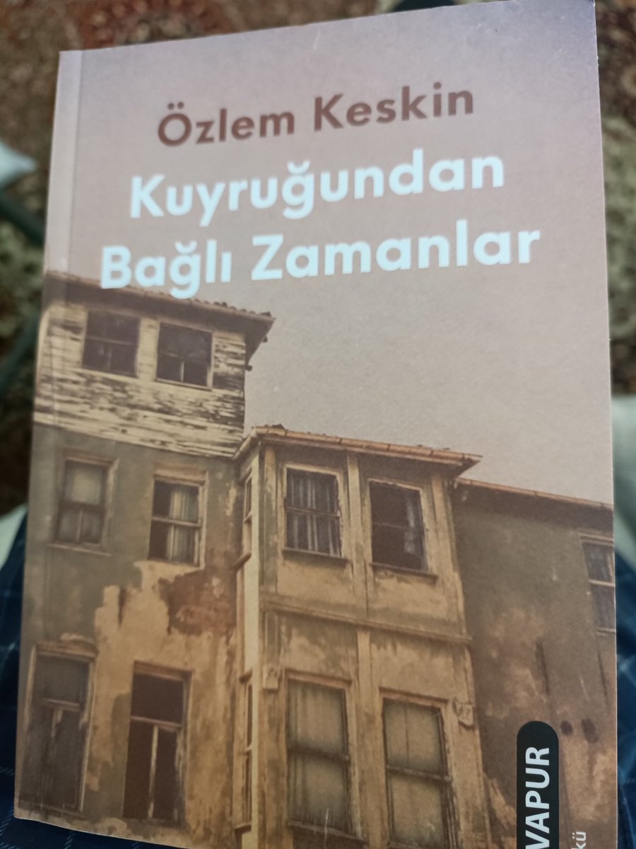 Kuyruğundan Bağlı Zamanlar (22)
Özlem Keskin 
<a href="/vapurkitap/">Vapur Yayınları</a>