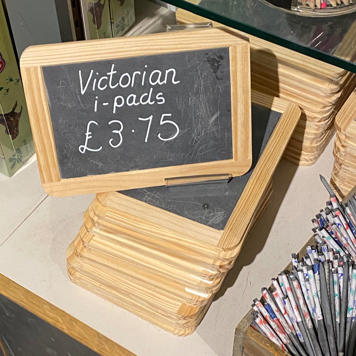 No Context Brits tweet media