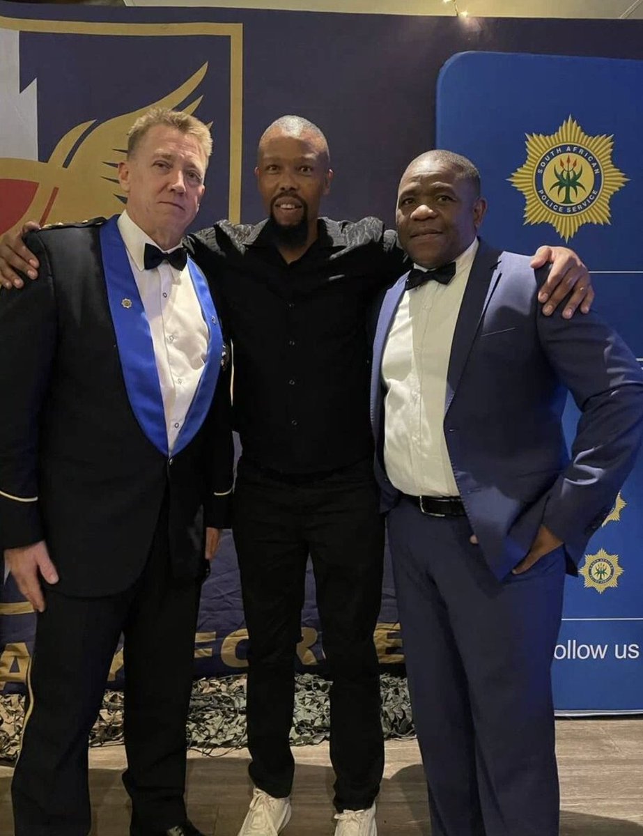 FighterGiveUsASignal tweet media