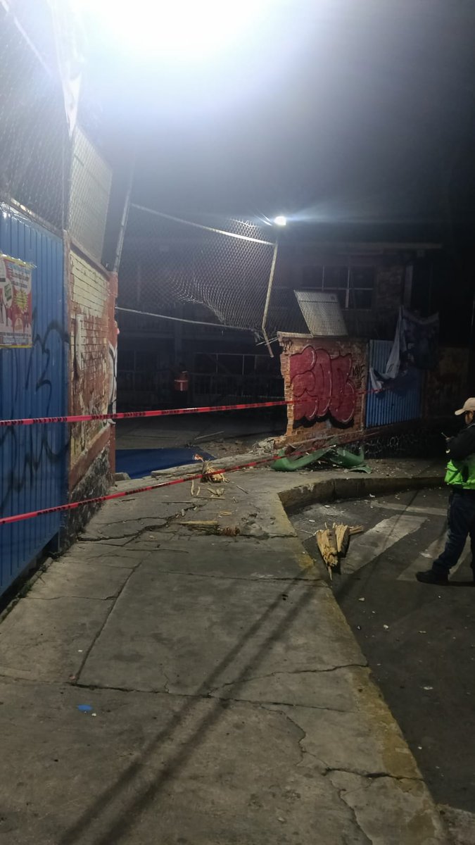 GALANCITY's tweet photo. @AztecaNoticias @karianacn @telediario @Carloszup @CarlosLoret solicitamos apoyo en la escuela Maria Luisa Ross en la alcaldía álvaro obregón autoridades de la sep quieren que nuestros hijos se presenten a clases, esto sucedió desde las 5:30 am, pc de la alcaldía dio un dictamen https://t.co/Ky95jy9u47