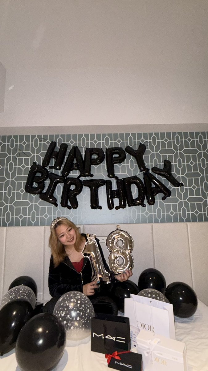 1chi7a__'s tweet photo. 沖縄誕生日&amp;卒業旅行(>-<;)
だーーいすきなおともだちがサプライズまでしてくれてちょ〜〜嬉しかった涙

中学生の頃塾が一緒だっただけでこんな仲良くなるとは思わなかったけど仲良くなれて幸せアリガトウダイスキ♡ꜝ:(˘•̥ ω •̥˘ ): https://t.co/GKBLJcp7Tf