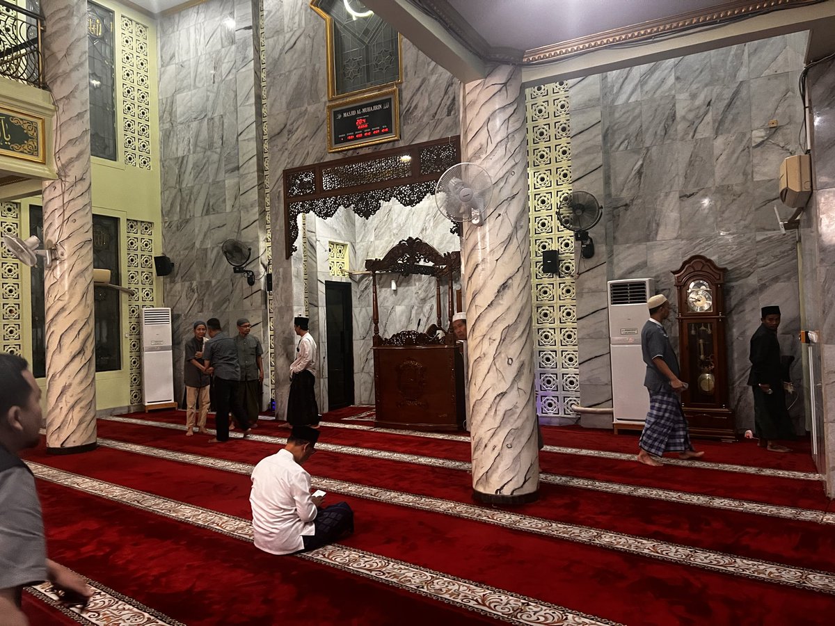 vickyamin_'s tweet photo. Abis masuk kantor baru, belum sempet taraweh di masjid lagi. Pas hari ini tanggal merah, malem free, jadi tadi seharian diem-diem berharap Lebarannya lusa aja.

And then beneran, taraweh terakhir tahun ini dapet di masjid 🥲 https://t.co/GdkSTsJObn