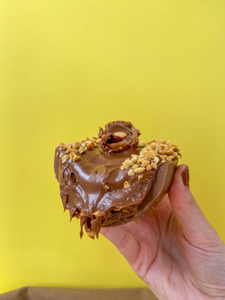 tempalha's tweet photo. Um ovo digno de impressionar em todos os sentidos… esse é o nosso Ferrero! 

O Ovo Ferrero Rocher Tem Palha é pura experiência: intenso, cremoso e com aquele toque que transforma a Páscoa em algo ainda mais especial. https://t.co/GJ1xeZtvci