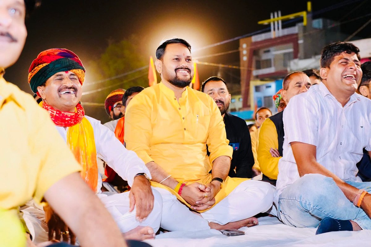 सभी खिलचीपुरवासियों को नववर्ष के इस अद्भुत, ऐतिहासिक क्षण के सहभागी बनने पर सादर नमन एवं हृदय से अभिनंदन! 

आपकी अद्भुत उपस्थिति ने इस आयोजन को केवल एक कवि सम्मेलन नहीं, बल्कि सनातन चेतना, काव्य के ओज और सांस्कृतिक स्वाभिमान का विराट जनसागर बना दिया।
#khilchipur #HinduNavVarsh