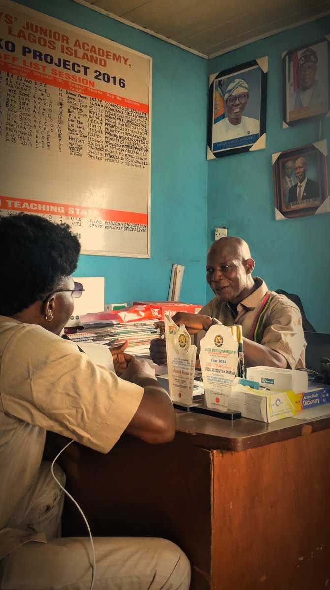 Helpinghand4Eva's tweet photo. During one of our recent outreach initiatives, our Founder &amp; CEO, Engineer Awofusi Oladimeji Faizol, engaged with Mr. Shobanke, Principal of Boys Junior School, in a thoughtful discussion centered on the welfare and academic growth of the pupils.

#HelpingHandsCommunity https://t.co/j6Jh2bUgbH