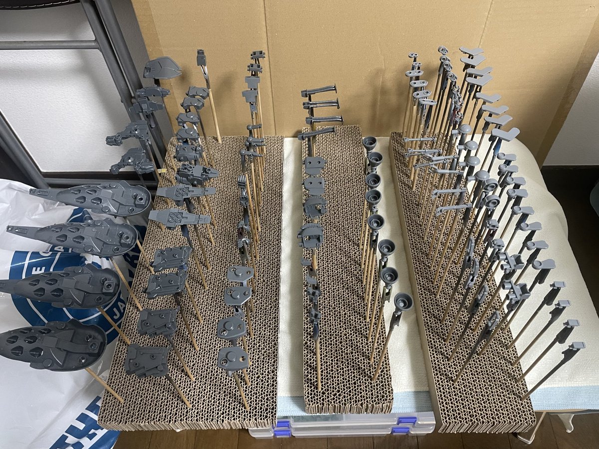 クシャトリヤの内部フレームとりあえず洗浄して猫の手刺した
塗料買いに行かなあかんし
素材ABSだからちょっと緊張:(´◦ω◦｀):ｶﾀｶﾀ
塗装はまた後日(｢･ω･)｢
 #プラモデルライフ