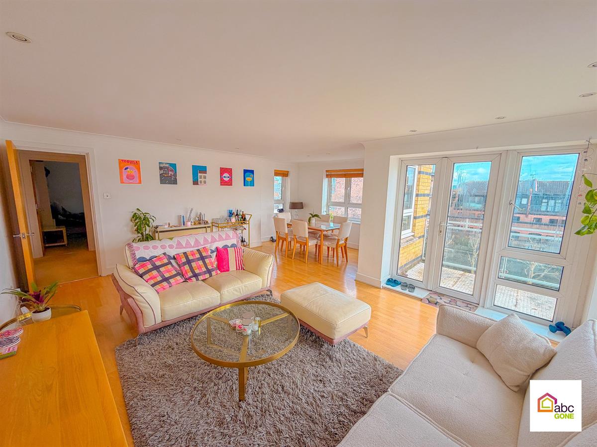 Abc_Gone's tweet photo. New to market - 3 Bed Apartment, St. Davids Square, London, £750,000. View details: https://t.co/eh5xwUeftT https://t.co/Qavx9vNzsa