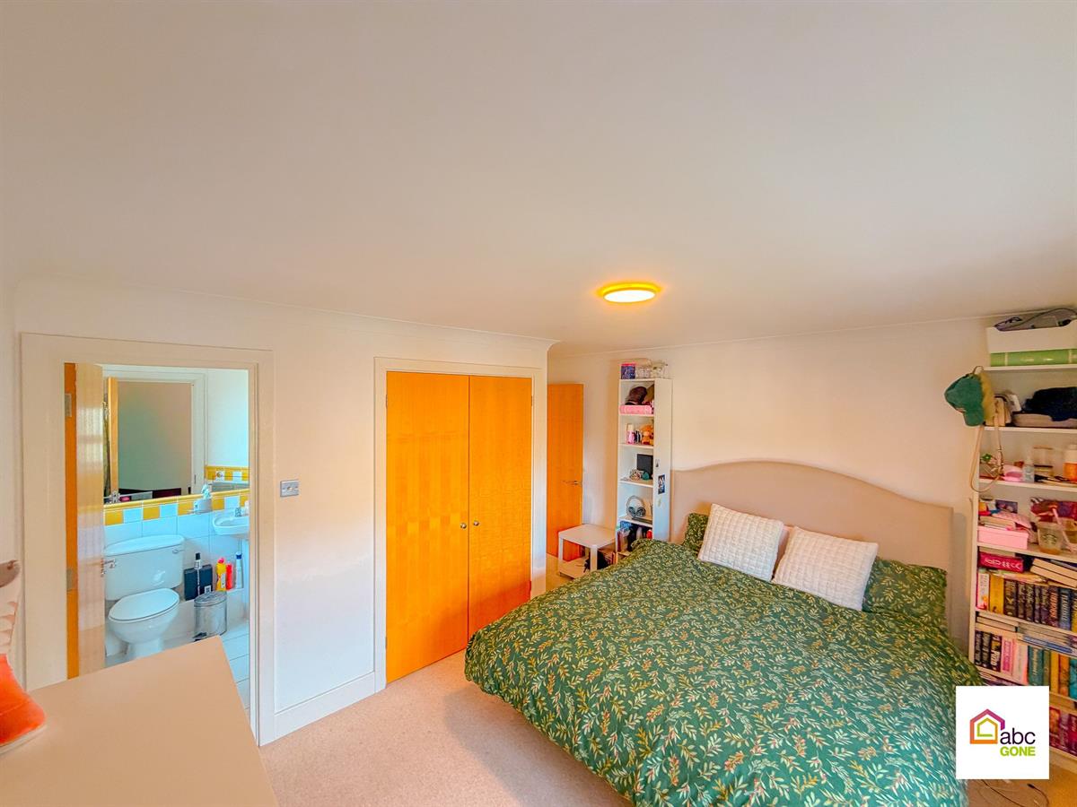 Abc_Gone's tweet photo. New to market - 3 Bed Apartment, St. Davids Square, London, £750,000. View details: https://t.co/eh5xwUeftT https://t.co/Qavx9vNzsa