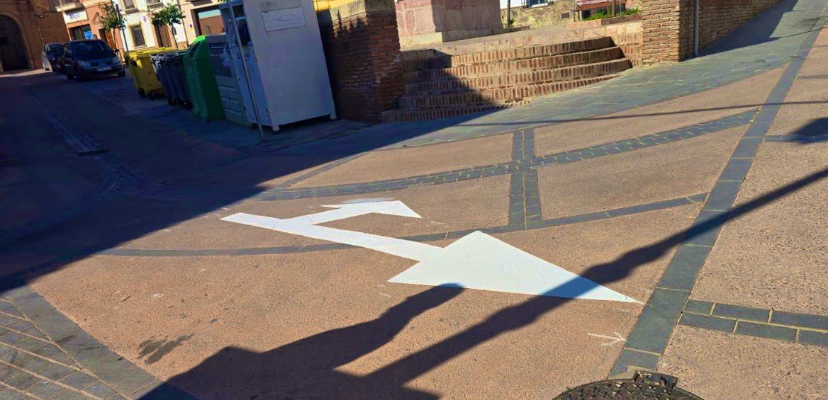 ⚠️⛔️ #ATiendeQ en los barrios
Pintado de viales en barrios de #Antequera

Actuaciones en favor:
🧑‍🦽Seguridad
🚙 Movilidad

Zona: 
▫️Plaza del Espíritu Santo

¿Quieres contactar con nosotros?
📲 En la #APP de ATiendeQ
✅ En WhatsApp: 689 41 02 95