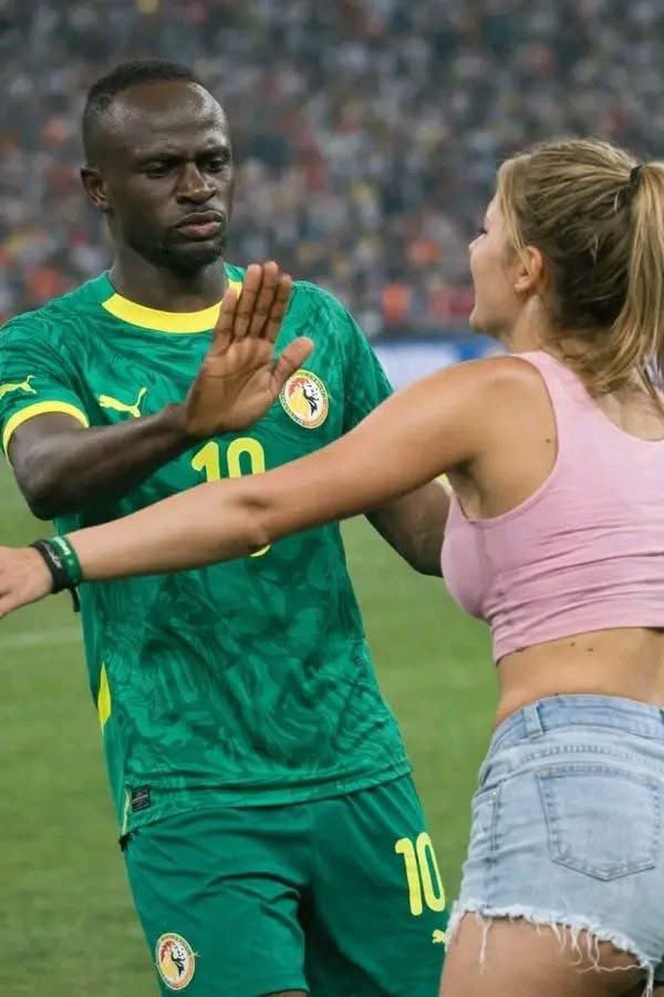 L E S E D I tweet media