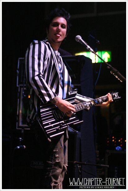 Acervo synyster gates tweet media