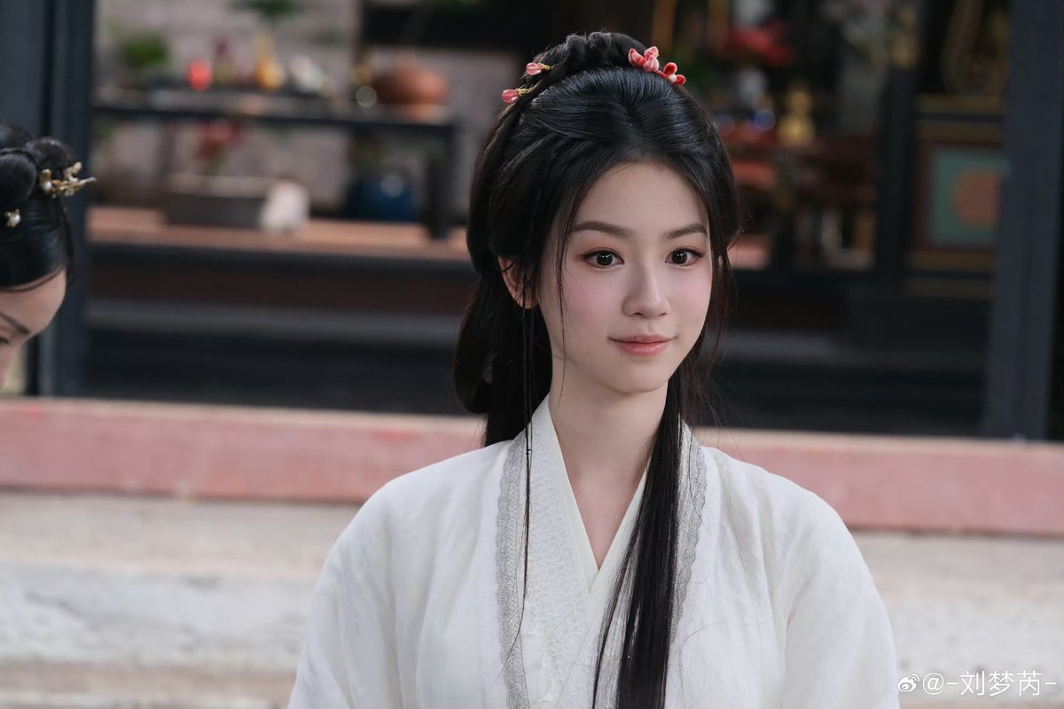 พึ่งเห็นว่าน้องหลี่ชิง กะน้องหลิวเมิ่งรุ่ย เป็นเพื่อนร่วมรุ่นกันที่ Beijing Film Academy ด้วยย ✨

หลี่ชิง (ล่าหยก รับบท กงซุนอิ๋น)
หลิวเมิ่งรุ่ย (รักเหนือบัลลังก์ รับบท เซียวอิ๋ง)