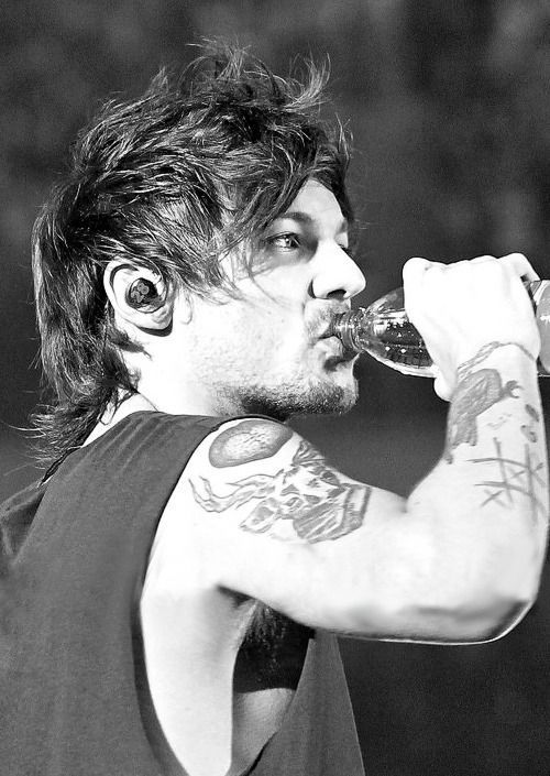 WhyLarryIsReal tweet media