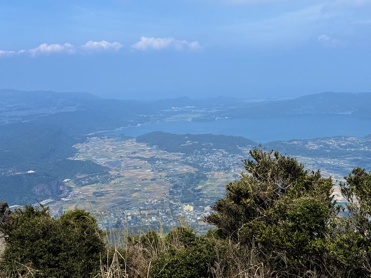 hmiya317's tweet photo. 【開聞岳】
日本百名山 登頂22座目！
遠くから眺めてると雄大で美しい薩摩富士ですが、いざ登ってみると樹林帯の中で細い道が続いてザレで滑りやすかったり、七合目から山頂までは大きな岩がゴロゴロした岩場の急勾配が続いたりと、なかなかの登り応えがある山でした

#日本百名山 #九州百名山 #開聞岳 https://t.co/VKJlyYtn7F