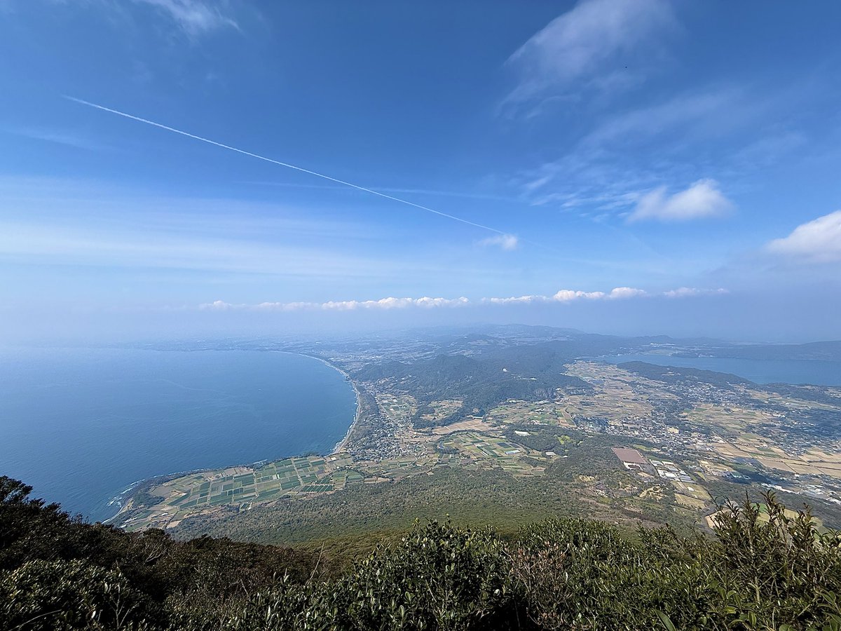 hmiya317's tweet photo. 【開聞岳】
日本百名山 登頂22座目！
遠くから眺めてると雄大で美しい薩摩富士ですが、いざ登ってみると樹林帯の中で細い道が続いてザレで滑りやすかったり、七合目から山頂までは大きな岩がゴロゴロした岩場の急勾配が続いたりと、なかなかの登り応えがある山でした

#日本百名山 #九州百名山 #開聞岳 https://t.co/VKJlyYtn7F