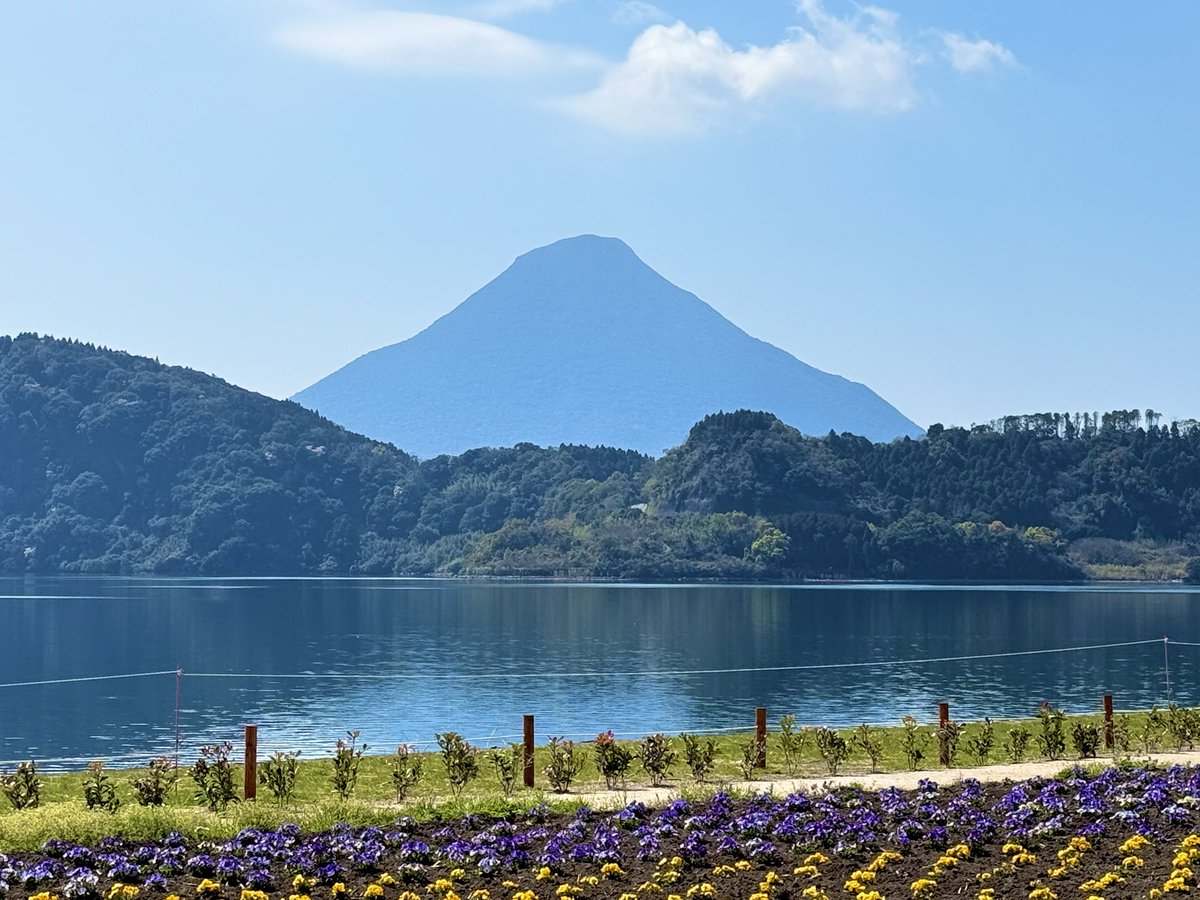 hmiya317's tweet photo. 【開聞岳】
日本百名山 登頂22座目！
遠くから眺めてると雄大で美しい薩摩富士ですが、いざ登ってみると樹林帯の中で細い道が続いてザレで滑りやすかったり、七合目から山頂までは大きな岩がゴロゴロした岩場の急勾配が続いたりと、なかなかの登り応えがある山でした

#日本百名山 #九州百名山 #開聞岳 https://t.co/VKJlyYtn7F