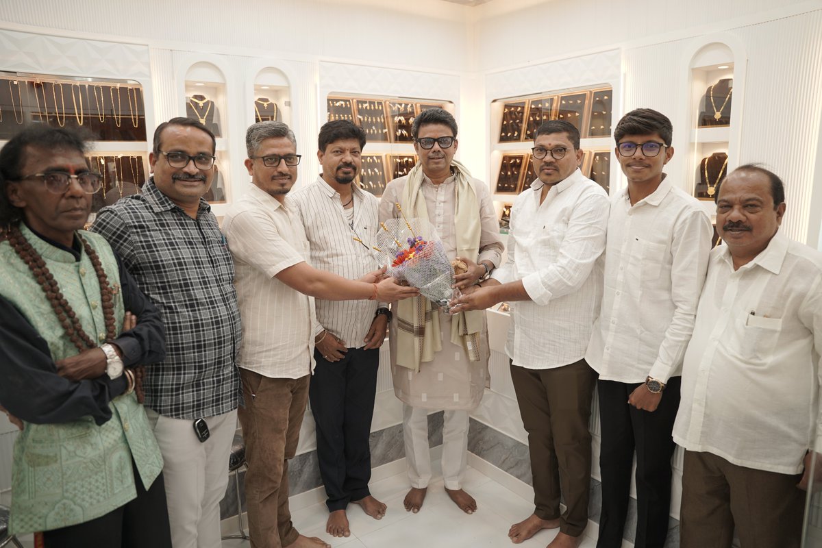 SunilRaut65's tweet image. आज गुढीपाडव्याच्या शुभमुहूर्तावर कन्नमवारनगर येथील त्रिमूर्ती ज्वेलर्सचे उद्घाटन माझ्या हस्ते करण्यात आले. यावेळी त्यांच्या सोनेरी क्षणांच्या वाटचालीसाठी मनःपूर्वक शुभेच्छा दिल्या.

​#GudiPadwa #NewBeginning #Inauguration #JewelleryShop #trimurtijewellers #Vikhroli