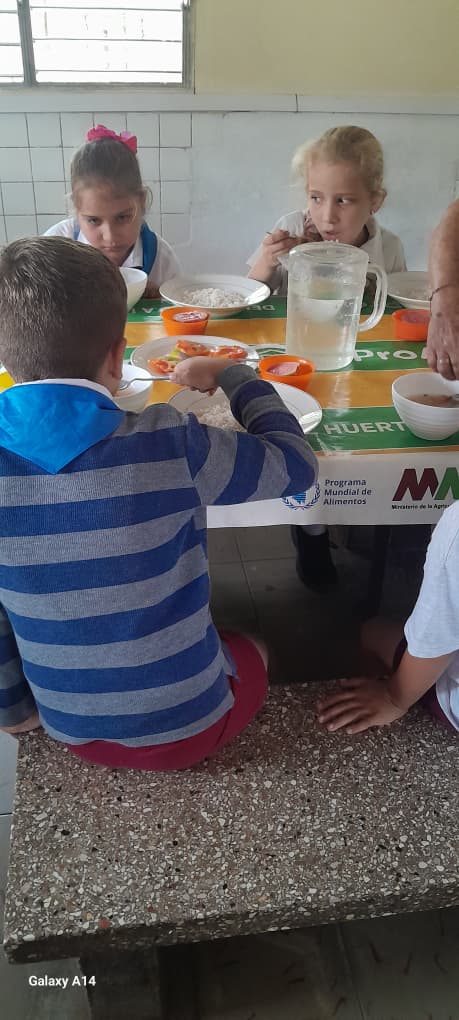 Alumnos  de primer grado en conjunto con su maestra en su horario de almuerzo  reafirman lo aprendido en la  lectura "Alimentos saludables". <a href="/CubaMined/">MINED</a>  <a href="/dpevillaclara/">DGEP Villa Clara</a> <a href="/DGEM_Quemado/">DGEM Quemado de Güines</a> #villaclaraconTodo