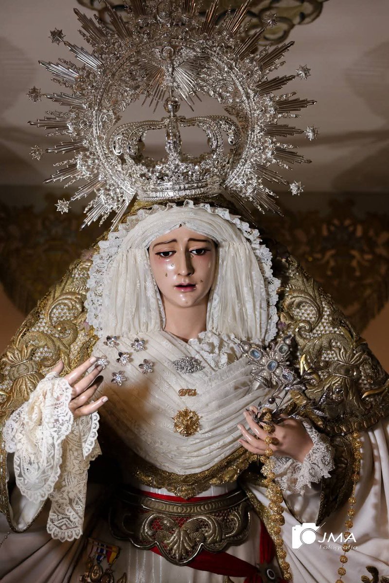 Vaya mañana de alegría llevo hoy.
¡María se viste de reina!