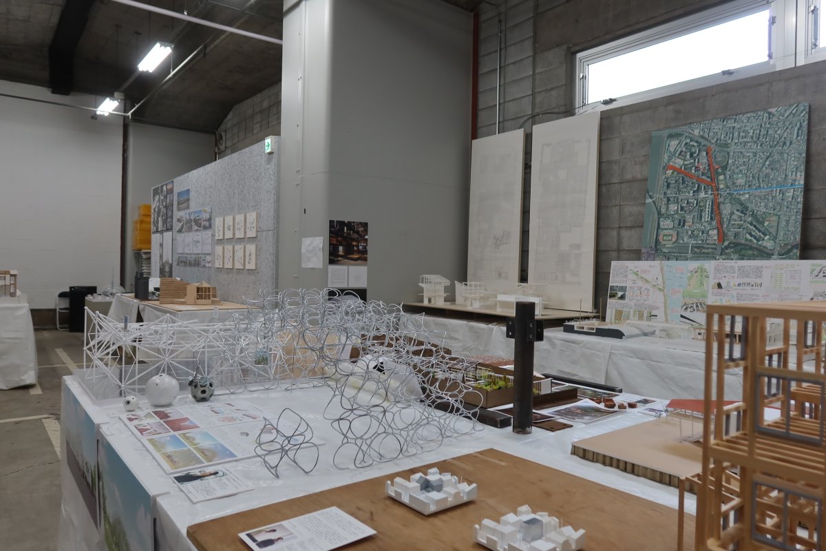 taroigarashi's tweet photo. 月曜にシラスで紹介した杉並建築展2026へ。高円寺駅から阿佐ヶ谷駅まで、高架下をずっと歩くことができるのだが、いろいろな店舗があり、その一角の空き倉庫が会場として使われ、よい感じ。実作の紹介が多いなか、古澤大輔研による東京タワー葬送空間化計画が気になった。https://t.co/svlRg8v9Rw https://t.co/l5BPJ3I0iz