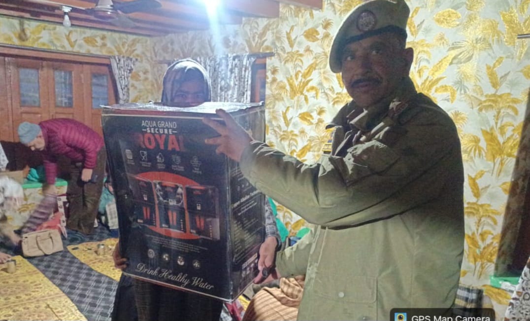 BaramullaPolice's tweet image. Baramulla Police installed a water purifier at Darul Mohsinat (Girls), Singhpora under Civic Action Programme, ensuring access to safe drinking water. Institution expressed gratitude police. #CommunityPolicing #JmuKmrPolice #KashmirPolice #DIGNorthKashmirRange