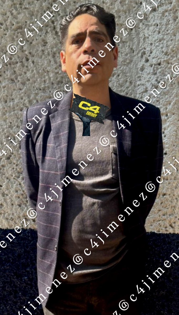 EL PROFESOR ACUSADO de GRABAR BAJO las FALDAS de SUS ALUMNAS de PREPA
Enrique Vega
Es maestro del Colegio del Valle en <a href="/BJAlcaldia/">Alcaldía de Benito Juárez</a>
Alumnas lo cacharon metiendo un tel bajo la falda de una compañera en clase.
El abogado del colegio llamó a  <a href="/SSC_CDMX/">SSC CDMX</a>
Así acabó en <a href="/FiscaliaCDMX/">Fiscalía CDMX</a>