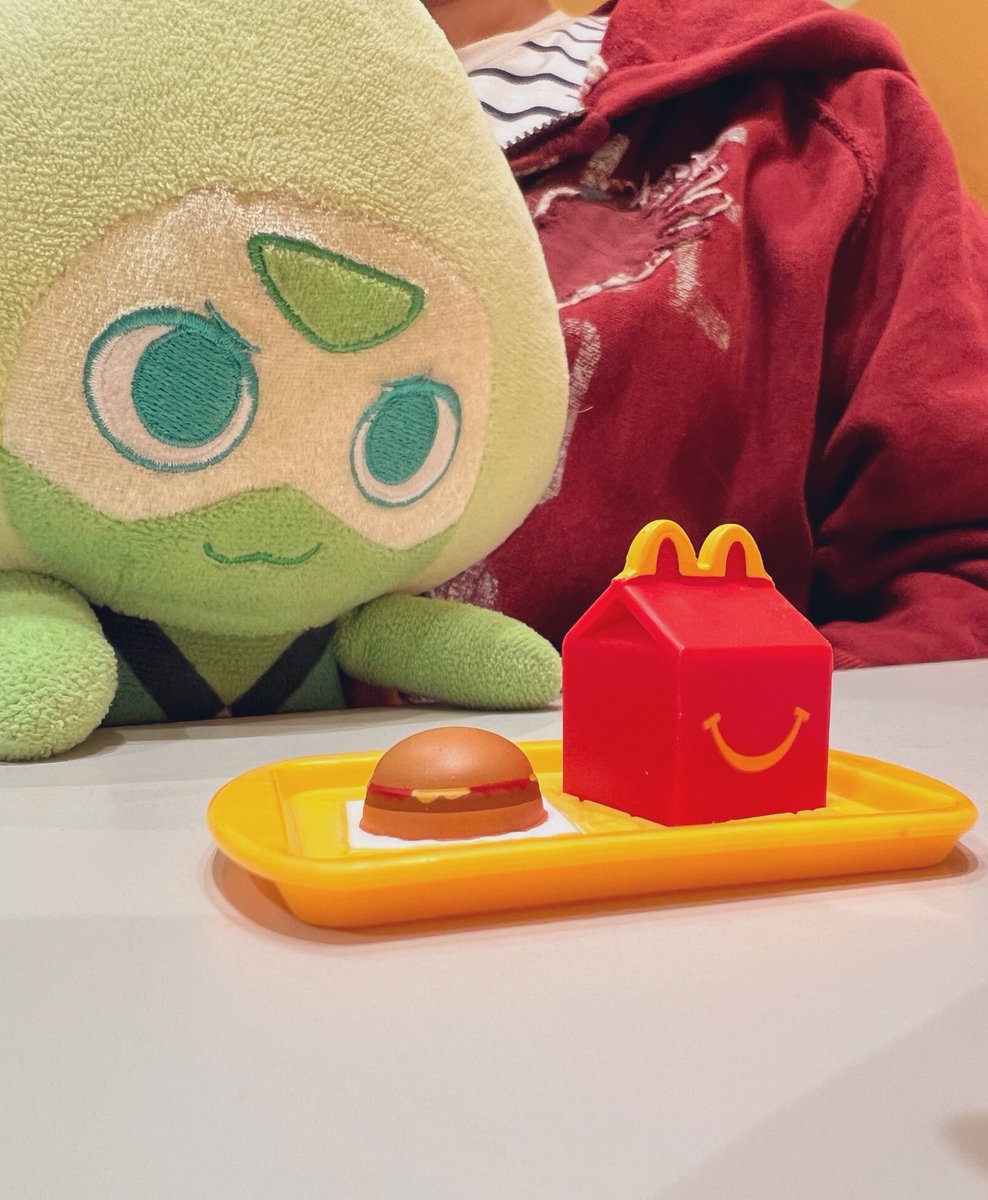 MARUNEKO4253's tweet photo. 「今日はマックでハッピーセット頼んだじょ」 https://t.co/gUz6HMxs8l