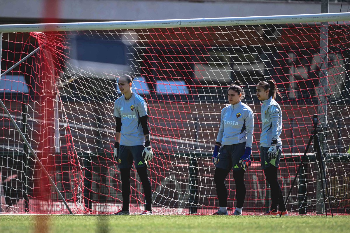ASRomaFemminile's tweet photo. ⚡️🧤🚫

#ASRomaFemminile https://t.co/x4vvSp97ta