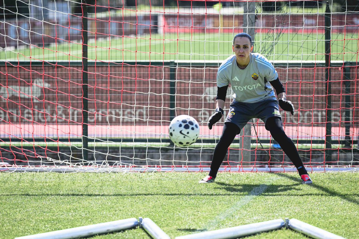 ASRomaFemminile's tweet photo. ⚡️🧤🚫

#ASRomaFemminile https://t.co/x4vvSp97ta