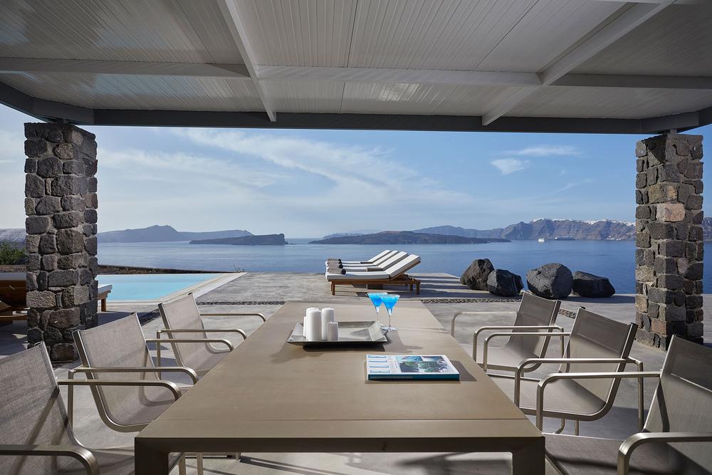 🌊✨ Discover Aqua Royale! A stunning 5-bed villa in Santorini, just steps from Caldera beach. Perfect for 10 guests, featuring 2 kitchens, outdoor spaces, &amp; a private pool! 🏖️🏊‍♂️ Each ensuite offers breathtaking views. 
Ready for paradise? 👉 bit.ly/4rMfIPv 
#Santorini