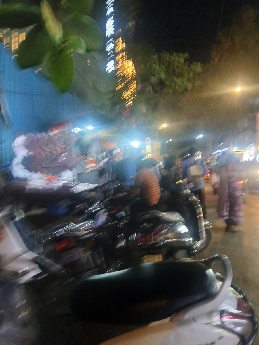 मुलुंड (प) के झवेर रोड व एस एल रोड के जं.पर आरे सेंटर के बाजु मे एक फ्रेंकी वाले ने खुलेआम फुथपाथ और सड़क को रेस्टोरेंट बना रखा है.. वाहन चालक मनमाने तरीके से यहाँ वाहन पार्क कर वाहनों पर बैठकर फ़ूड खाते है, जिसके कारण ट्रैफ़िक जाम है.<a href="/MumbaiPolice/">मुंबई पोलीस Mumbai Police</a> <a href="/MTPHereToHelp/">Mumbai Traffic Police</a> <a href="/DevenBhartiIPS/">Deven Bharti 🇮🇳</a>