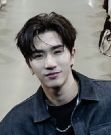 ภาพนี้เเม่งโครตสื่อความรู้สึกอะ เเบบดูเป็นภาพธรรมดาที่ถ่ายกับเเฟนคลับเฉยๆ

เเต่คือคราบนํ้าตาเพิร์ธอะ เเกเอ้ยยยยยยย
โอ๋ๆนาาาาาาา เเกตั้งใจรักเเฟนคลับยังไง
เเฟนคลับทุกคนก็ตั้งใจรักเเกเเบบนั้นนะะ🖤

THE 25TH PERTH CHAPTER  

#PerthRockOnEra