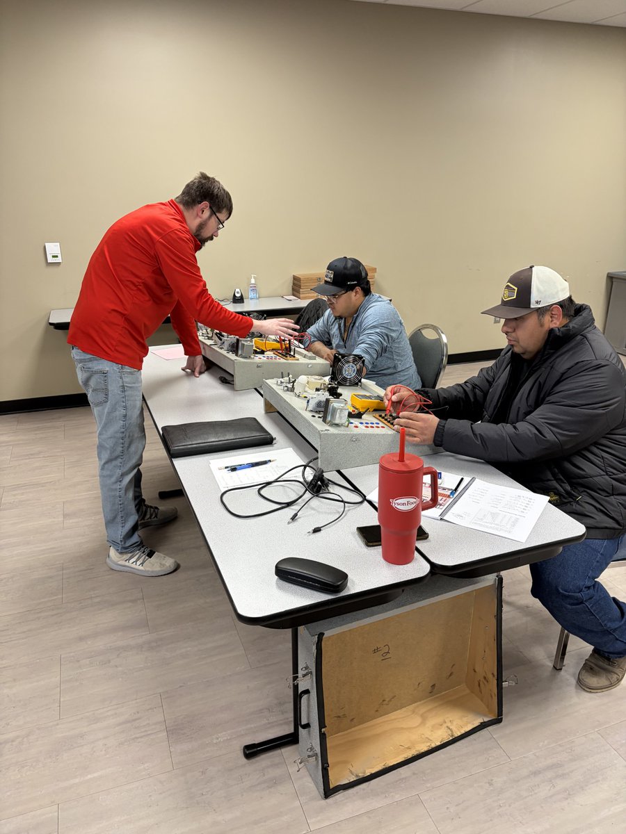 TDatCCC's tweet photo. New skills. New direction. 🌟

Our #Industrial Maintenance Series continues at CCC-#Lexington with #Electrical Fundamentals, led by Josh Brant, as participants build confidence &amp; real-world experience for the next step ahead. 💪 https://t.co/cTSo0WBX0W